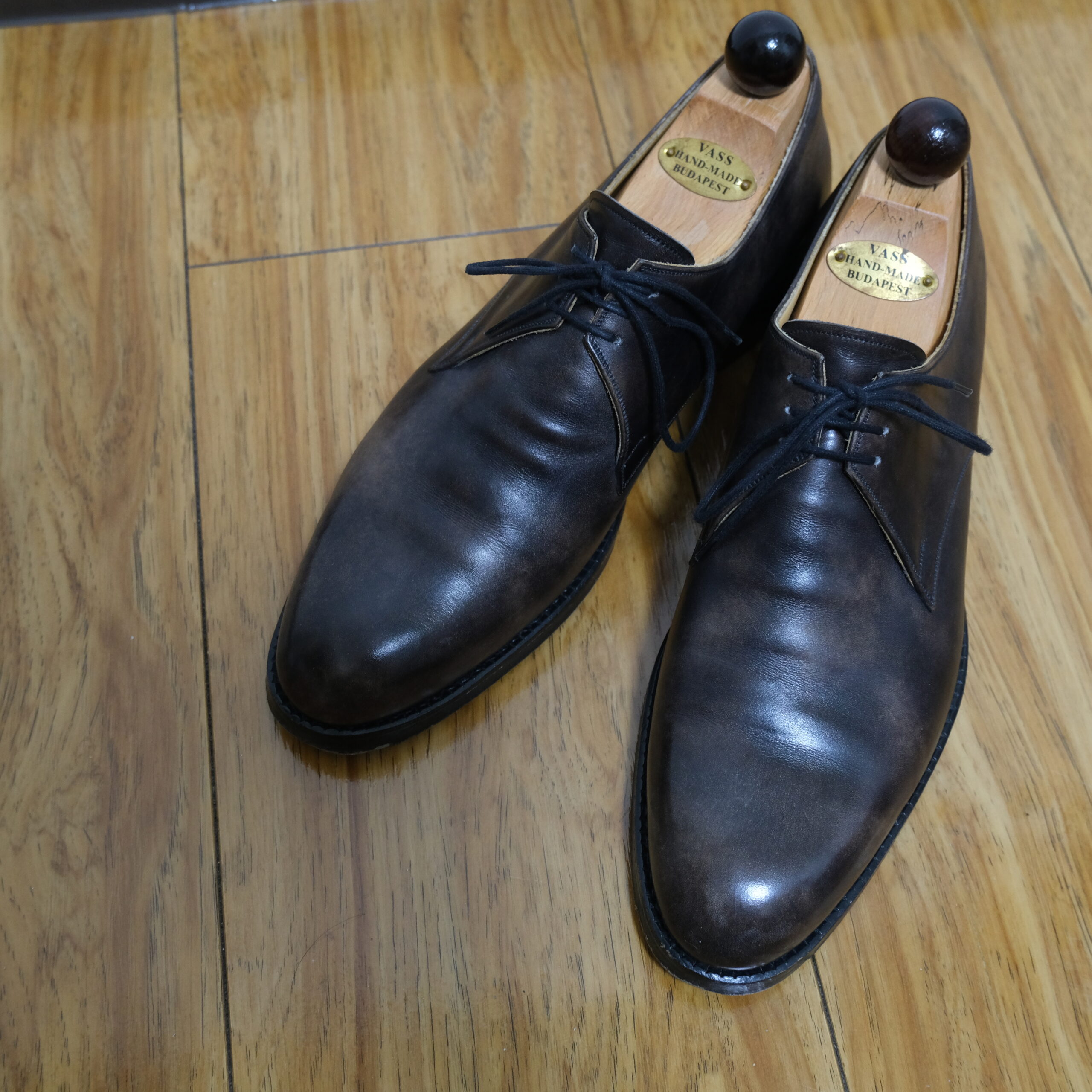 東欧靴の雄、気品漂い…：VASS 3アイレットVフロント | 装い、メソッド。